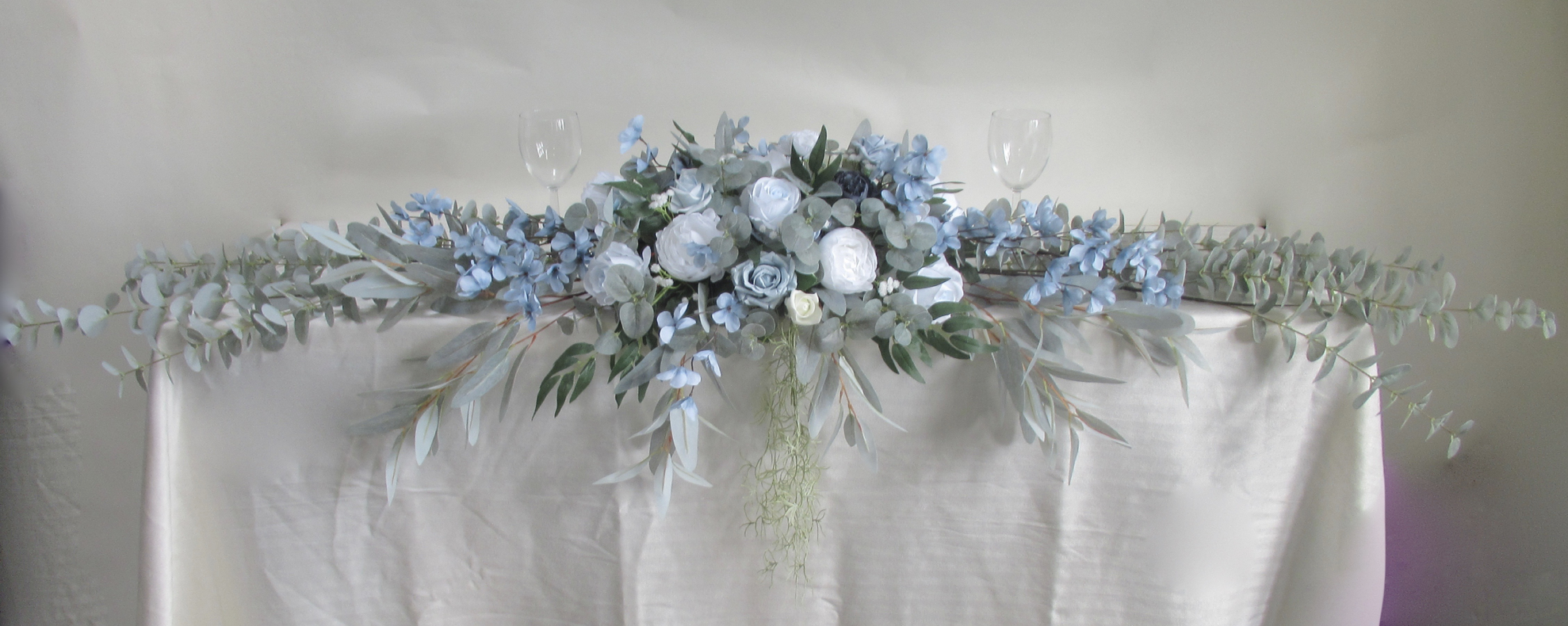 dusty blue and white wedding flowers, dusty blue and dusty navy bride and groom table centrepiece